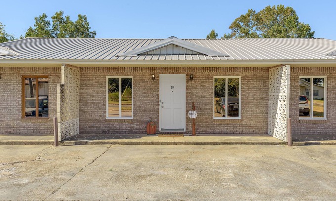 Enterprise Apartment | 19 Green Acres Cozy Apartment
