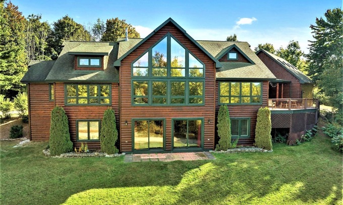 Harbor Springs Cabin | 19 Person Private Log Lodge on large wooded lot 2 min from Beaches/Golf/Wine!