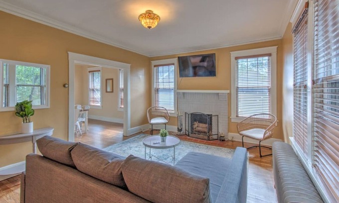 Cooper-Young Historic District House | 1903a (Main) · Beautiful Bungalow Stones throw from Cooper Young