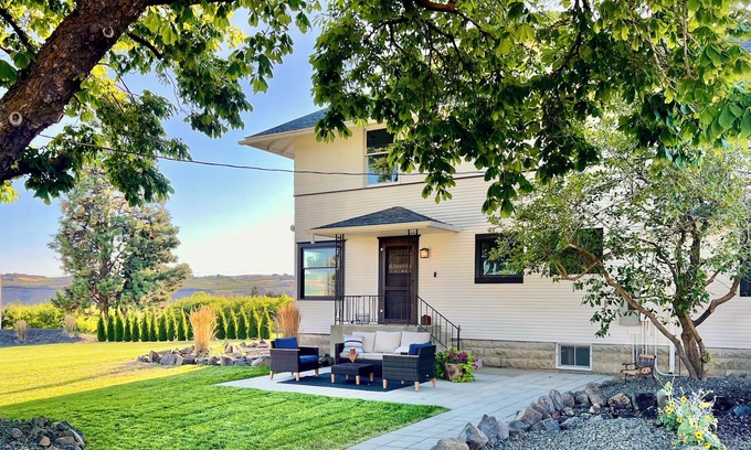Yakima Other | 1910 Farmhouse- 4 BRs, Hot Tub, Fire Pits & Breathtaking Views – Perfect for 10