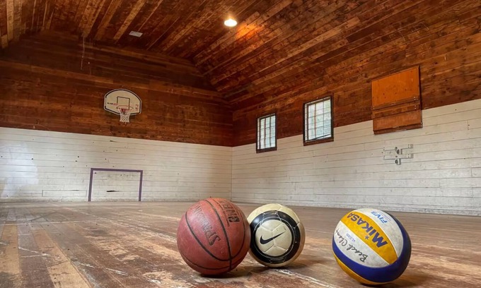 Dallas House | 1910 Schoolhouse w/Private Gymnasium, player piano, record player, pump organ