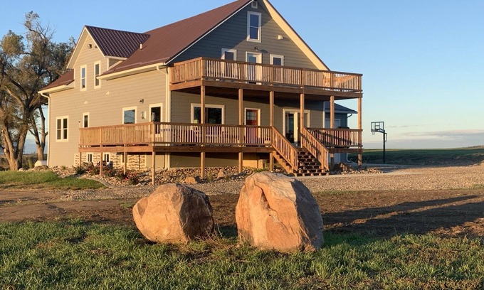 Southeast Bon Homme Other | 1916 renovated 8 bedroom, family-friendly home with great views