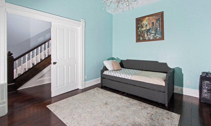 Little Italy House | 1920 VIctorian Home 8 BDR 3BA Heart of lIttle Italy Large Families or Business
