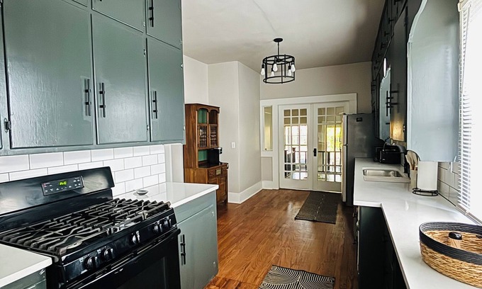 Cushing House | 1920’s Bootlegger Inn. 2-bedroom house with WiFi, AC in peaceful Cushing