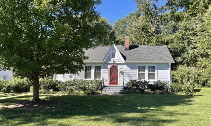 Sans Souci House | 1920s Bungalow with private garden, close to downtown