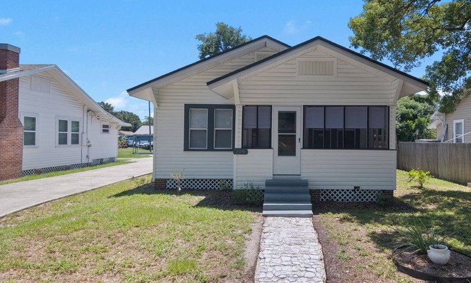 Winter Garden House | 1921 Winter Garden home 22 min from Magic Kingdom & 15 min walking to Plant ST