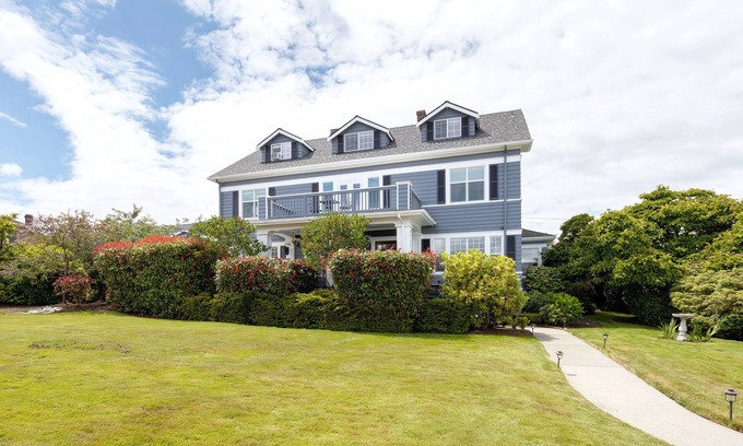 Anacortes Bed & Breakfast | 1925 Colonial overlooking Fidalgo Bay.