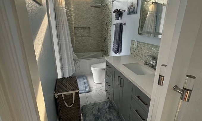 Old East Hill House | 1928 Historic Church House 1 bedroom Downtown Pensacola right off interstateI110