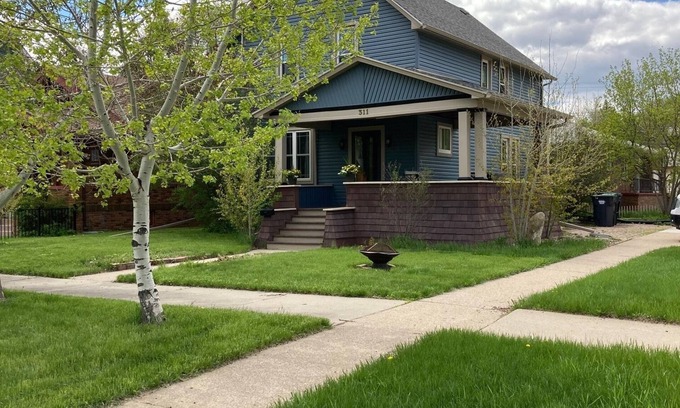 Mandan House | 1928 Historic Spacious Victorian Home (Entire House)