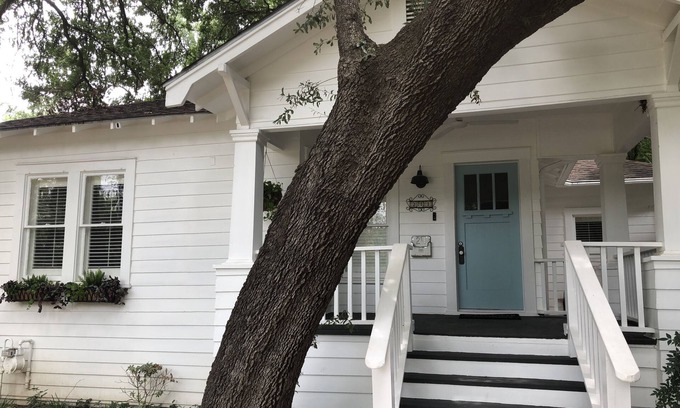 Uptown House | 1930's Casa Luna in the heart of Alamo Heights