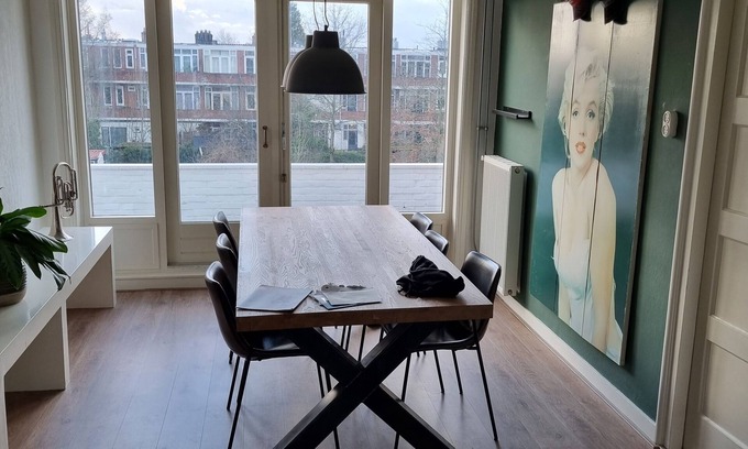 Korrewegbuurt Apartment | 1930s apartment a 20-minute walk from downtown