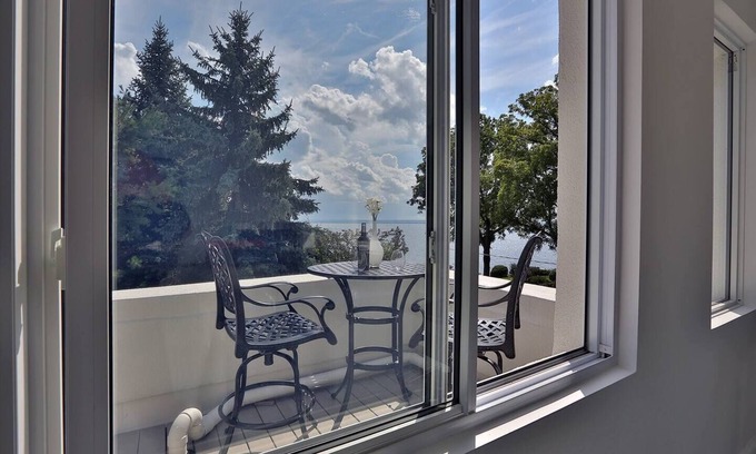 Burlington Condo | 1938 Art Deco Waterfront Apt w Rooftop Terrace, BBQ & Lakeview