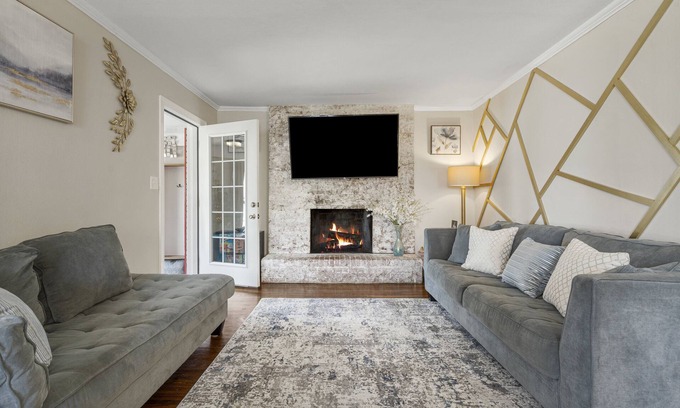 Turner Park House | 1940s Gorgeous Remodel + King Cottage | Expo Sq/TU