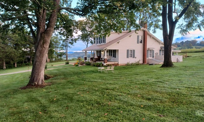 Alleghany County House | 1945 Farmhouse Charmer This is What You Come to the Country for! 12 mins Sparta