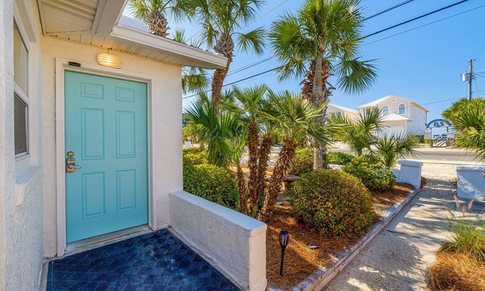 Laguna Beach Estates House | $195/NT Aug 6-9~Quiet Laguna Beach ~Directly Across Street-30ft from Perfect Beach Access #83