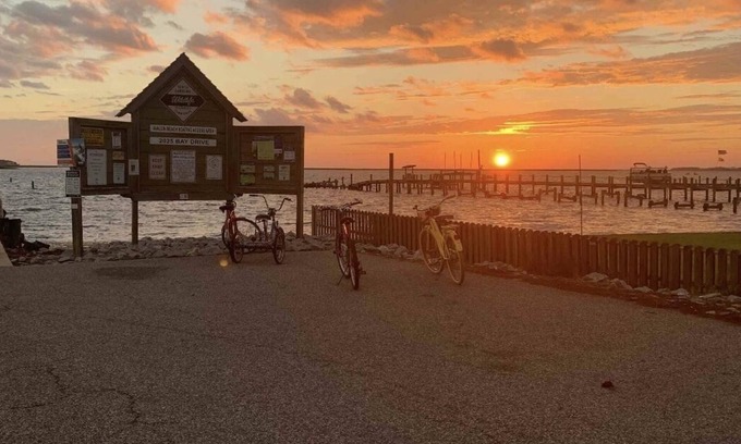 Colington House | 1950’s Fishing Beach Bungalow with incredible sunsets!