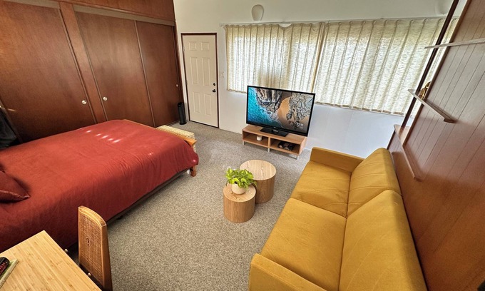 Merced Apartment | 1950’s Mid-Century-Modern studio with AC and WiFi in lovely Merced