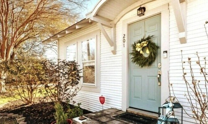 Tomball House | 1955 Historic Downtown Bungalow