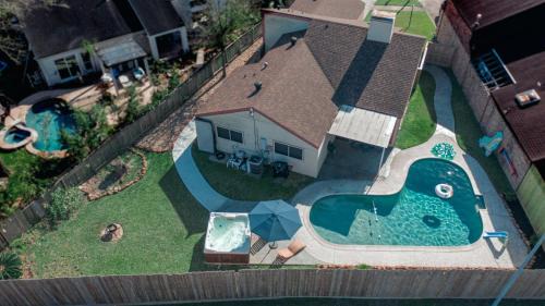 Clodine House | 1976HoustonGem Luminous PvTPool & HotTub DT20mins for LRG Families 6Beds 2Bath