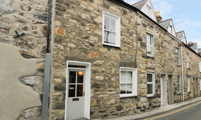 Rhyd-y-clafdy Cottage | 19A KINGSHEAD STREET, pet friendly, with a garden in Pwllheli
