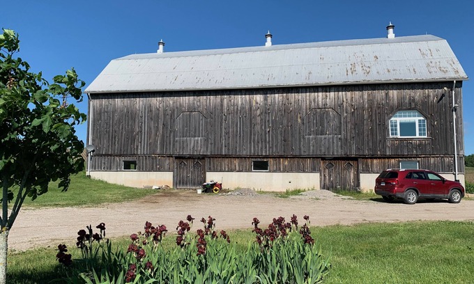 County of Brant House | 19th century farm with 21st century charm