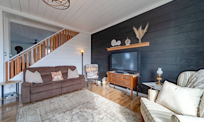 Ferndale House | 19th-century homestead on an organic dairy farm with gorgeous gardens & views