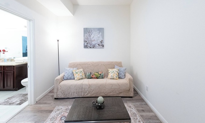 Katy Condo | 1A ~Cozy condo in charming Katy with WiFi, AC