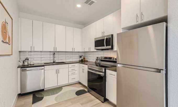 Aurora Apartment | 1B1B New Apt at Stanley