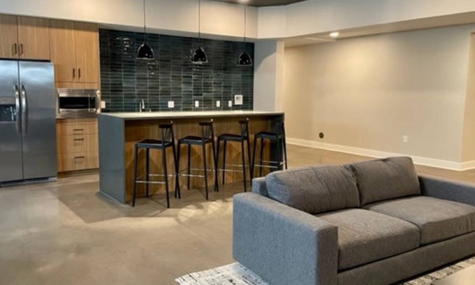 University Circle Apartment | 1BD, steps away from University Circle l Barsala