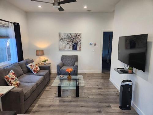 Northridge Apartment | 1Bed 1Full Bath, Full Kitchen, Queen Sofa Bed, Queen Bed, Parking, EV