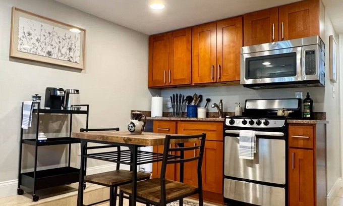Columbia Heights Apartment | 1bed Park View Apartment — 5 min walk from Metro!