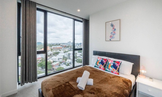 Spring Hill Apartment | 1BR Amazing City Views + Pool/Gym