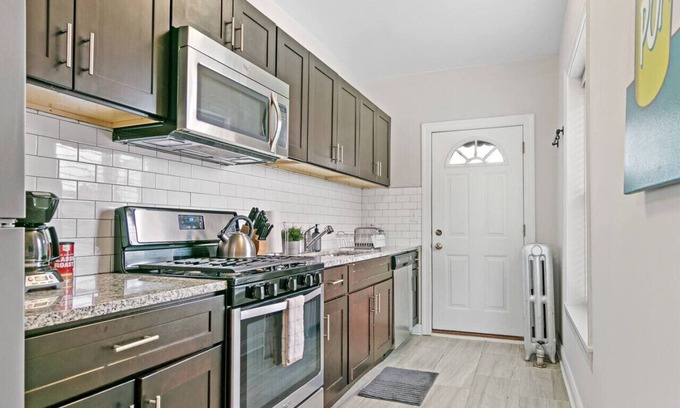 Rogers Park Apartment | 1BR Apartment in Rogers Park with King Bed