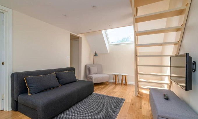 Surrey Docks Apartment | 1BR Apt near River Thames by GuestReady