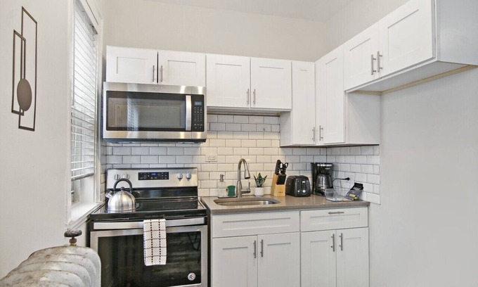 Hyde Park Apartment | 1BR Cozy & Lovely Apartment