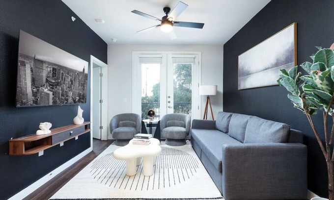 Southtown Apartment | 1BR Escape w/Gym & Parking Near Rvrwalk & Dome