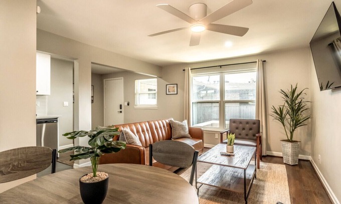 Neartown Apartment | 1BR Gem Free Parking 5 mins to Houston Museum