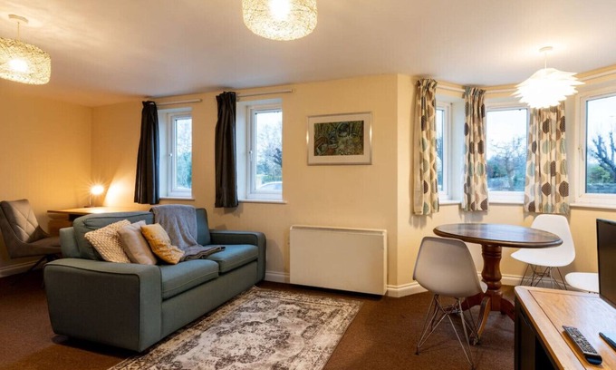 Oxford Apartment | 1BR Headington Flat | Central & Free Parking