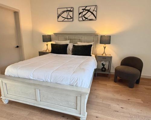 Los Angeles Apartment | 1BR Hollywood Luxury, Pool Views, Gym I Free Parking!
