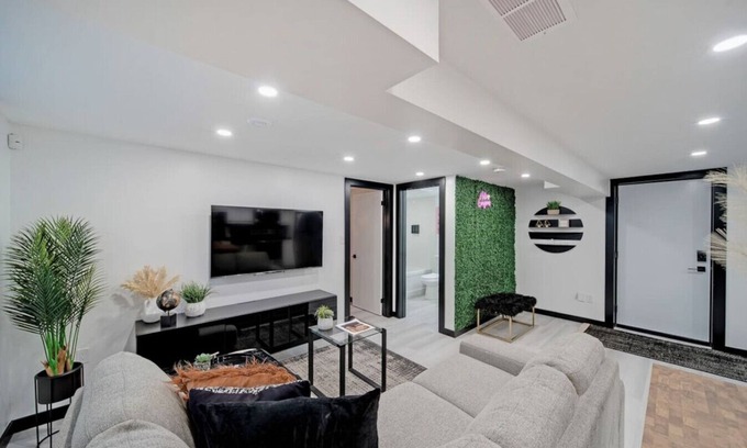 Niagara Falls Apartment | 1BR King Bed/Selfie Wall/Large Bathtub/Laundry