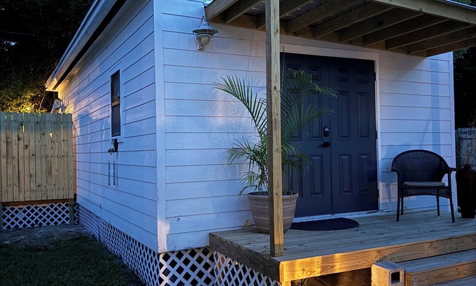 Mayport House | 1BR Modern Bungalow close to Fishing, Navy Base and Ocean