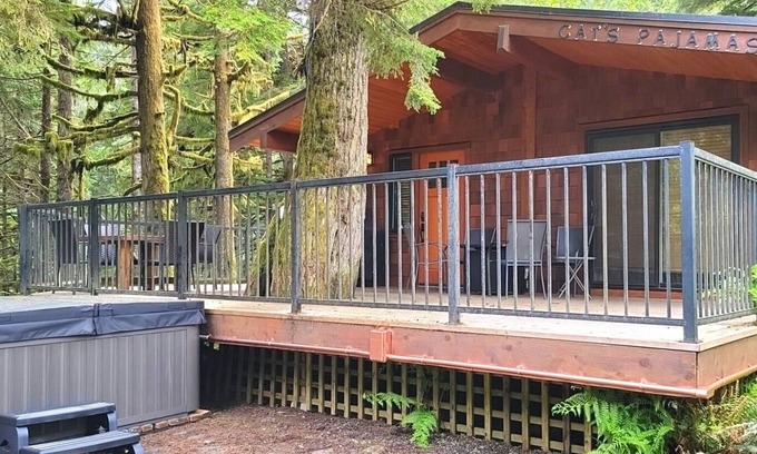 Port Renfrew Cottage | 1BR - Pet Friendly - Sleeps 4 - Hot Tub