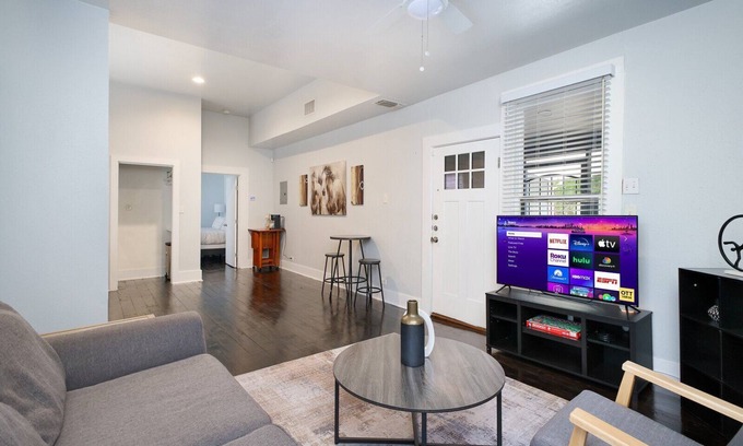 Southtown Condo | 1BR Riverwalk Loft Remote-Work Ready Fast Wi-Fi W/D 30+ Nights Monthly