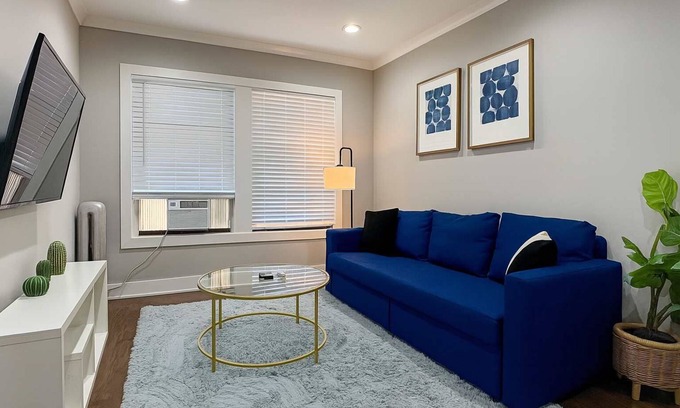 Lakeview Apartment | 1BR Stylishly Apt in Lakeview
