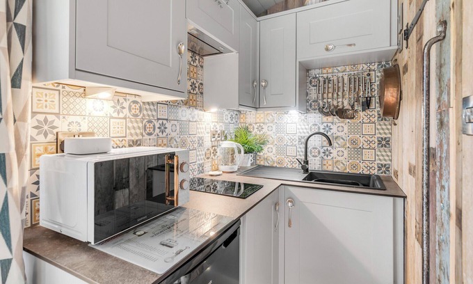 Dunston Apartment | 1BR The Railway Carriage | Parking | Pet Friendly