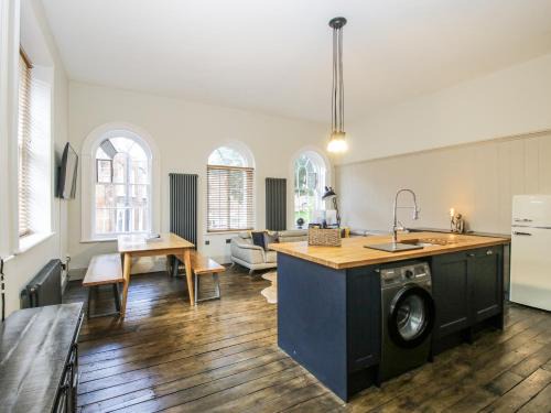 Shrewsbury Apartment | 1C College Hill