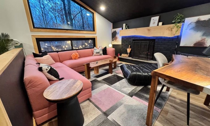 East Stroudsburg House | 1HR from NYC near to ski parks, downtwn, hikes