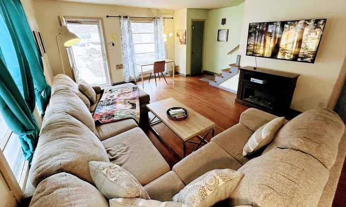 Dundee-Happy Hollow Historic District House | 1King2Queen ✅ 55"TV ✅ Themed ✅ Pets ✅ Washer/Dryer ✅ Foosball