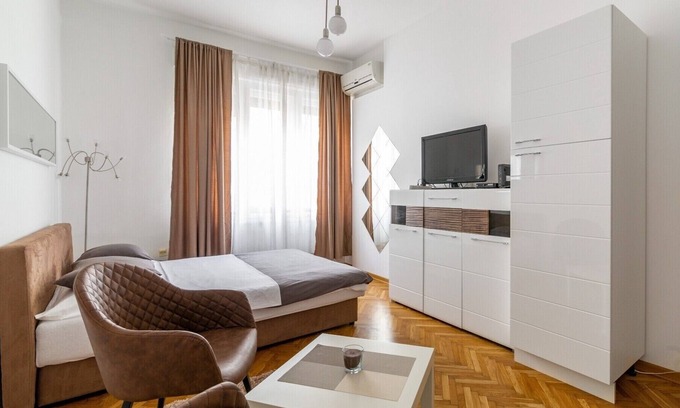 Vracar Apartment | 1st Belgrade Apartment