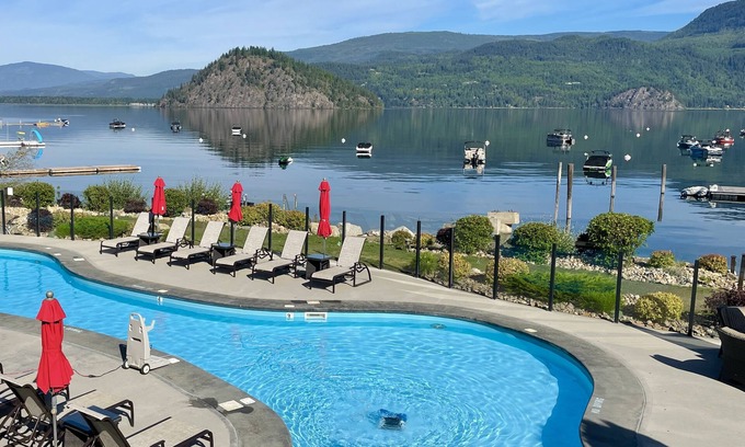 Blind Bay House | 1st. CLASS Waterfront RESORT: Pool/Hot Tub/Clubhouse/Boat Moorage/Patios